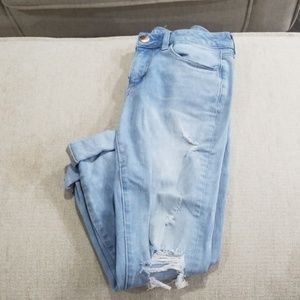 Size 6 light wash America Eagle jeans.